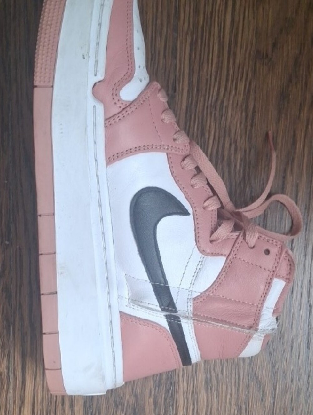 Women’s Jordan 1 in Dusty Pink and White - Picture 4 of 7